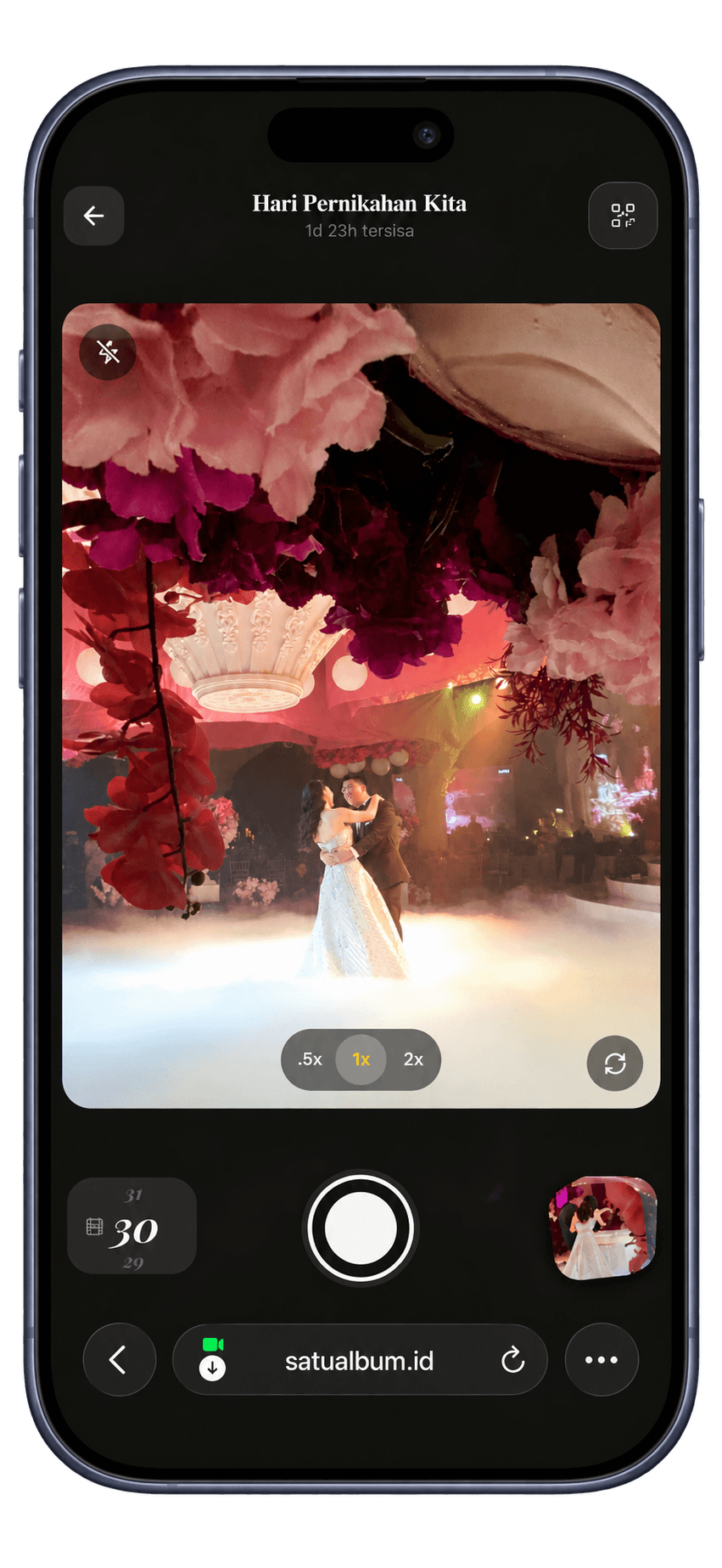 Layar kamera satualbum saat memotret pasangan pengantin di lantai dansa.